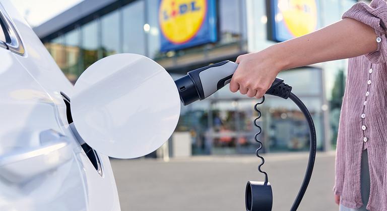 Fontos változás a Lidl-boltok parkolóiban – örülhetnek a villanyautósok