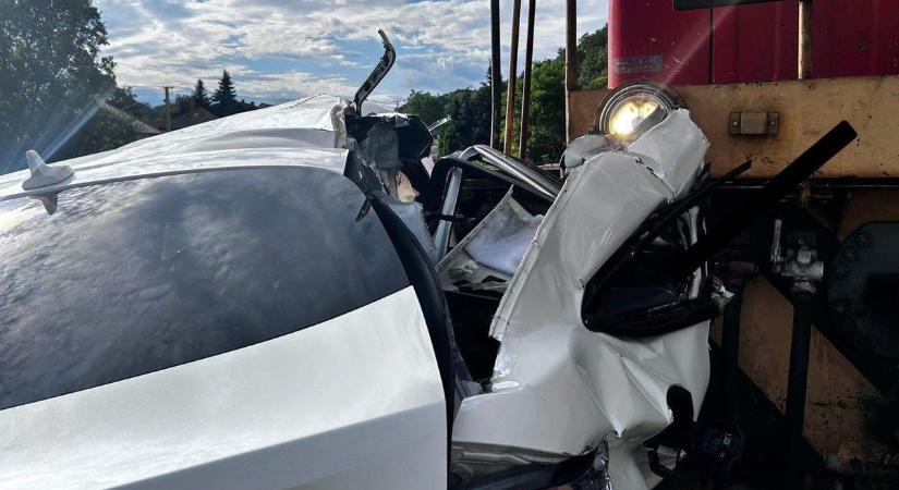 Vonatbaleset Eplénynél: felismerhetetlenségig tört a Mercedes