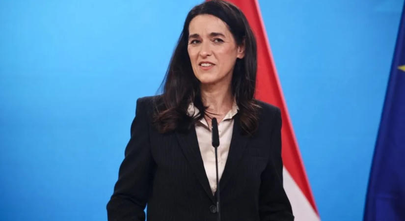 Több mint két tucat nagykövetet mentett fel Orbán Anita