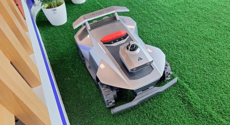 A süniket is felismeri az Anthbot új robotfűnyírója