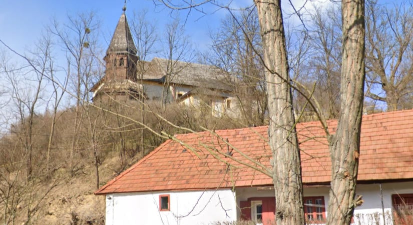 Kigyulladt egy késő barokk templom Bordosban