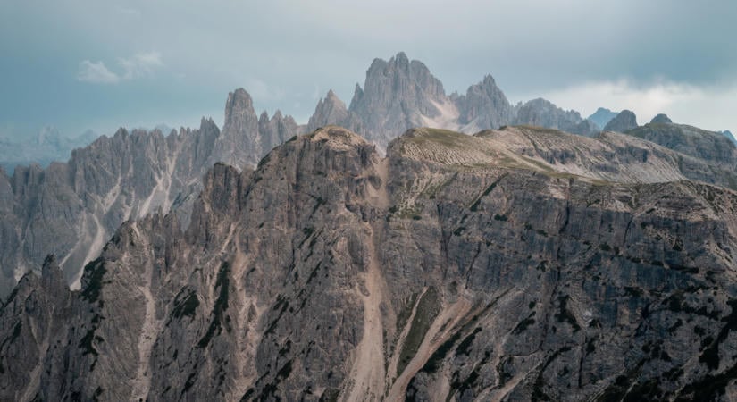 Hatalmas sziklaomlás a Dolomitoknál