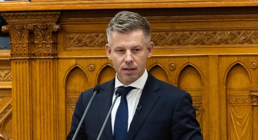 Magyar Péter megmutatta az ország legnagyobb lyukas zászlóját - Fotó