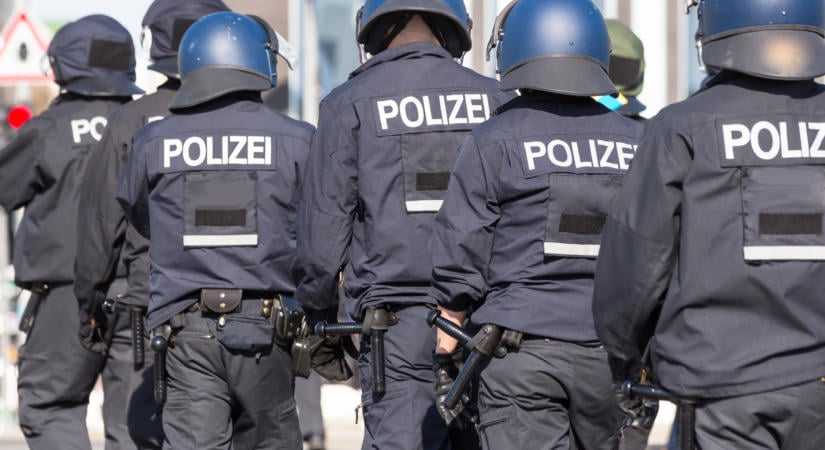 Autó hajtott a tömegbe Németországban - Lövöldözés is történt, a gyanúsított elmenekült