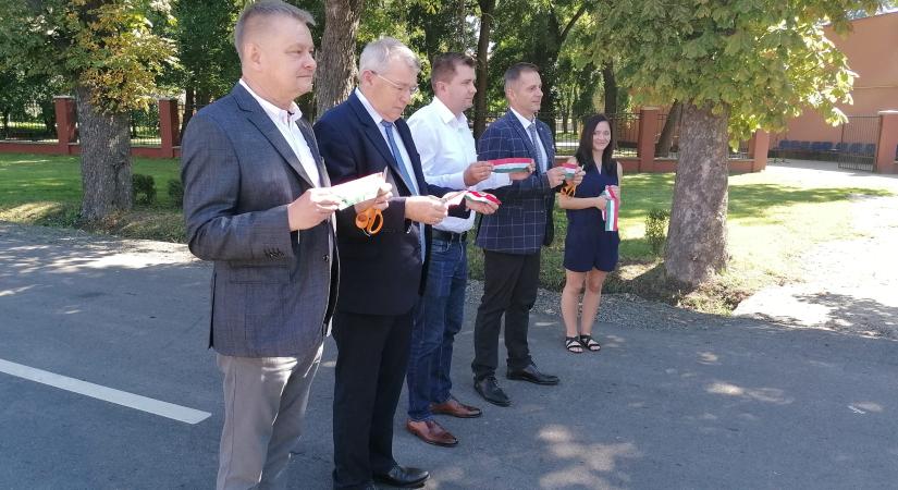 Kényelmesebb közlekedést nyújt az autósoknak a megújult Heréd-Lőrinci összekötő út