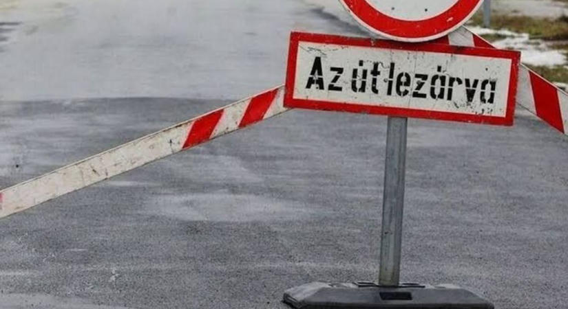 Útlezárás Fejérben: Fejtetőre állt egy autó az elágazásnál