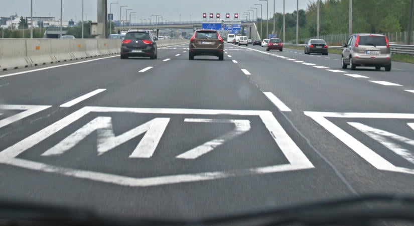 Baleset az M1-es és M7-es autópályák közös bevezető szakaszán, erős forgalom a fővárosnál