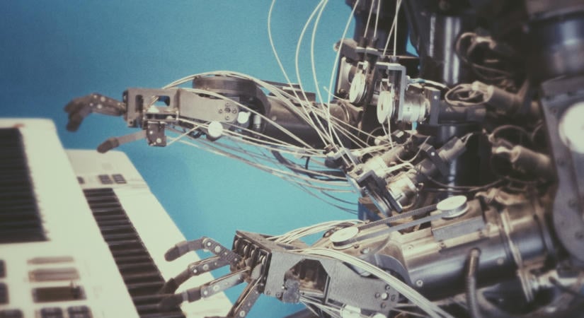 Börtönre ítélték a férfit, aki ezrével gyártott AI-zenéket, csak éppen a hallgatói is robotok voltak
