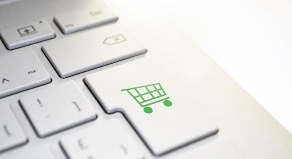 Életveszélyes gyerekruhák bukkantak fel egy online piactéren – lépett a magyar hatóság