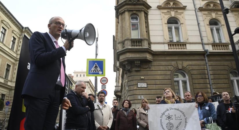 „Nem ér semmit, nullával egyenlő": kiakadtak a béremelés mértékén, utcára is mentek a kulturális dolgozók
