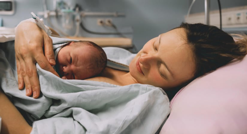 A bőrkontaktus nemcsak a babákra, hanem az anyákra is meglepő pozitív hatással van