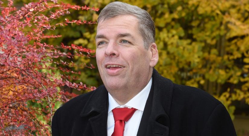 Szívszorító látvány: ilyen állapotban van most Schmuck Andor sírja, egy évvel a halála után