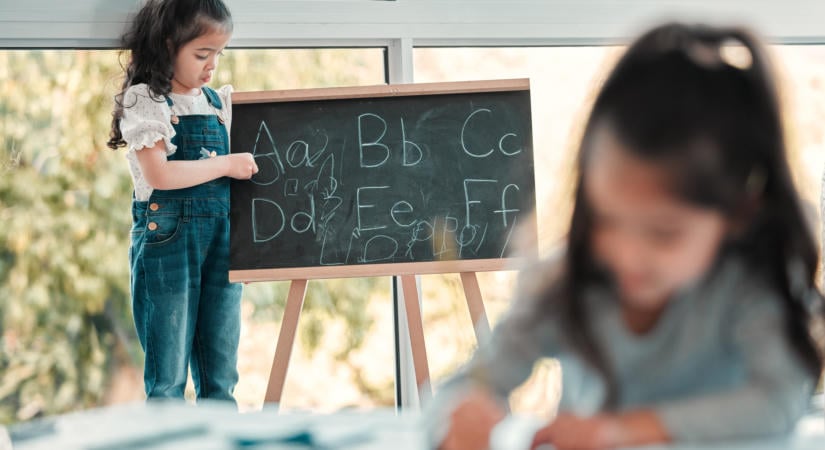 Becsengetett a segítség: több mint 27 ezer tanszer rászoruló gyermekeknek
