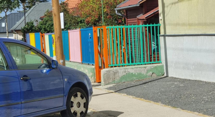 Kiakadt a fideszes képviselő, miután színesre festették a helyi általános iskola kerítését