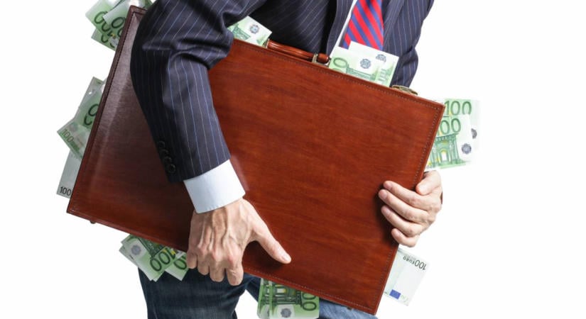 Közel 42 millió forint hevert egy táskában az ATM tetején: meglepő döntést hozott a megtaláló