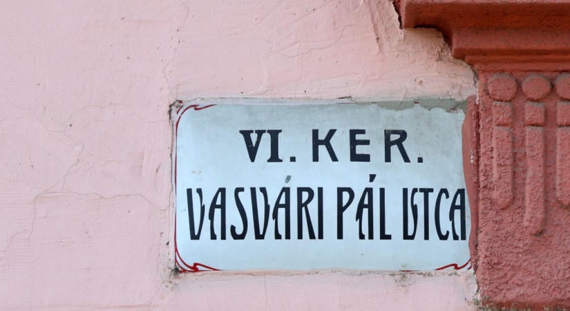 Eltűntek Kaposvár kerületei, régi titkokat rejtenek a ma is megtalálható táblák a házfalakon