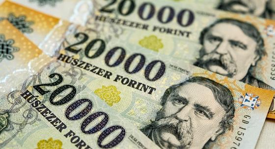 Továbbra is mélyrepülésben a forint, 405 forint felett egy euró