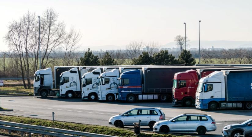 Éjszakára felfüggesztik a kamionstopot a hétvégén a hőség miatt
