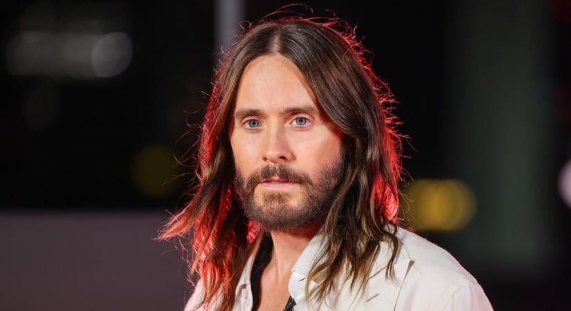 Súlyos vádakkal néz szembe Jared Leto: tíz nő is zaklatással vádolja