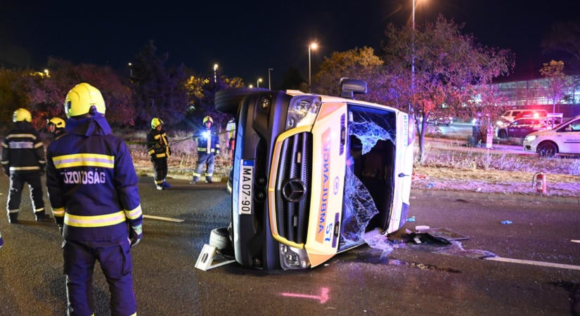 Felborult egy mentő, miután egy személyautóval ütközött