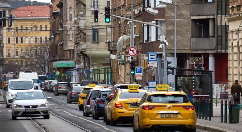 Megújul a villamospálya és a vágány környéki útpálya a VIII. kerületi Népszínház utca egy szakaszán