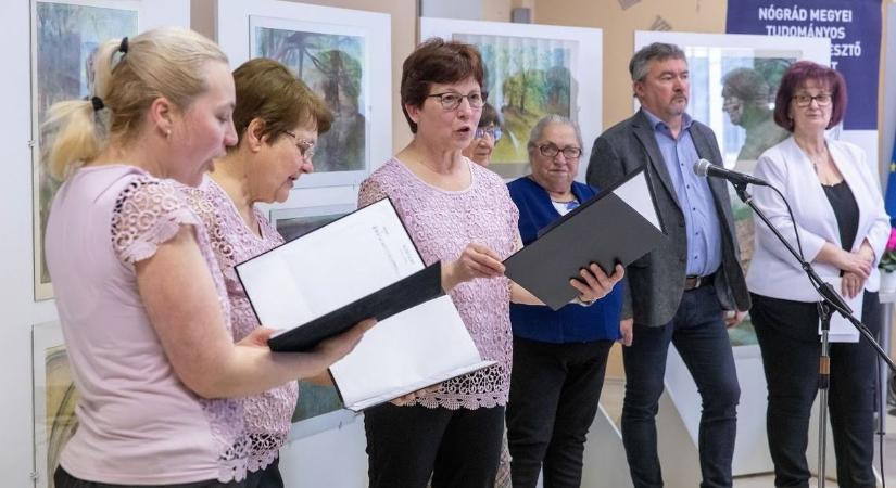 Rajzol, fest és énekel is a somoskőújfalui nyugalmazott óvónő