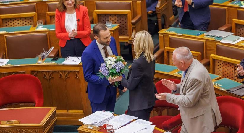 Virágcsokrot vittek Görög Márta igazságügyi miniszternek, mert végigülte előterjesztése 11 órás vitáját