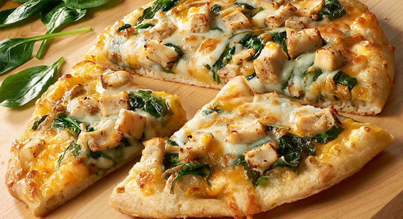 Zöld pizza friss bazsalikompesztóval és grillcsirkével - könnyed nyárvégi vacsora