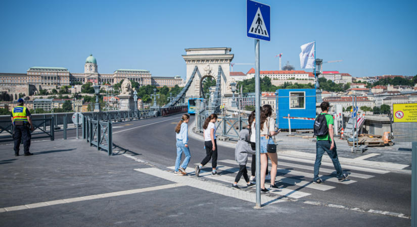 Megint a kövek közé zuhant valaki a Lánchíd pesti hídfőjénél