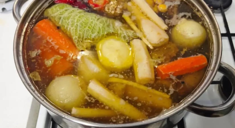 Soha ne főzd bele ezeket a húsokat a levesbe: megdöbbentő, de elrontják a leves ízét