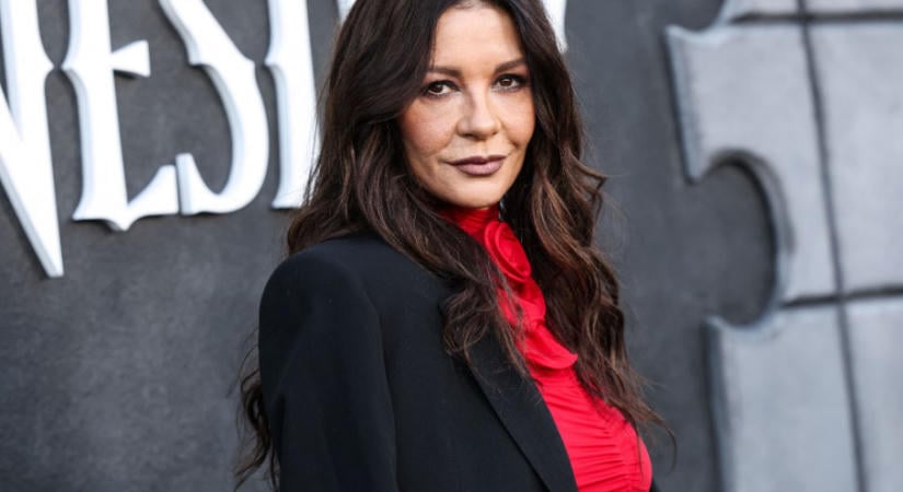 Catherine Zeta-Jones mindenkit elkápráztatott diszkógömbre emlékeztető, csillogó ruhájában