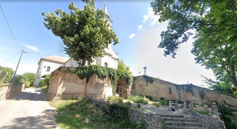 Változik a forgalmi rend a római katolikus templomnál és a temetőnél – mutatjuk a részleteket!