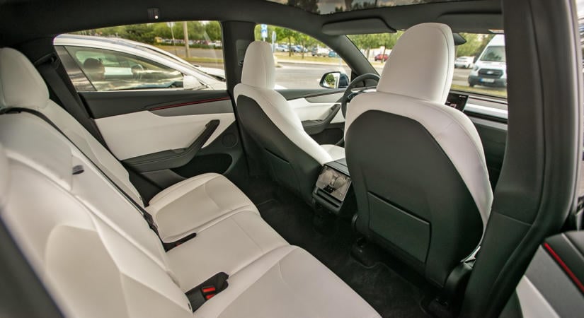 Miért lesz rosszul a Tesla hátsó ülésén? Meglepő oka van, és nem az, amire elsőre gondolna