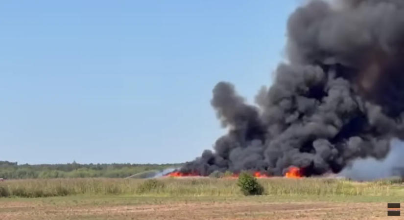 Hatalmas lángok és fekete füst: brutális tűz tombol Egerlövő közelében - videó