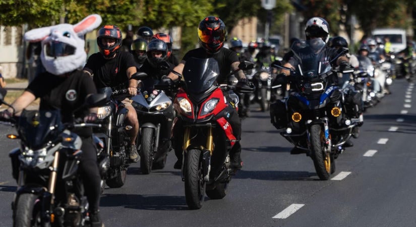 Felbőgtek a motorok Szőnyben: 250 motoros dübörgött végig az utcákon – fotók, videó