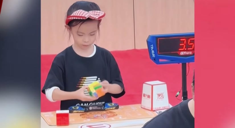 Hatéves kínai kislány állított fel új női világcsúcsot Rubik-kocka kirakásban
