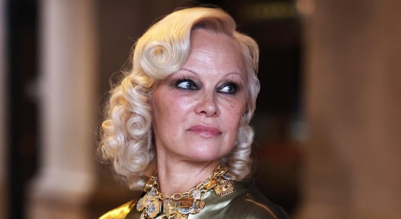 Pamela Anderson megunta a sminkmentes létet: dögös bombázóként, teljes harci díszben hódított Milánóban