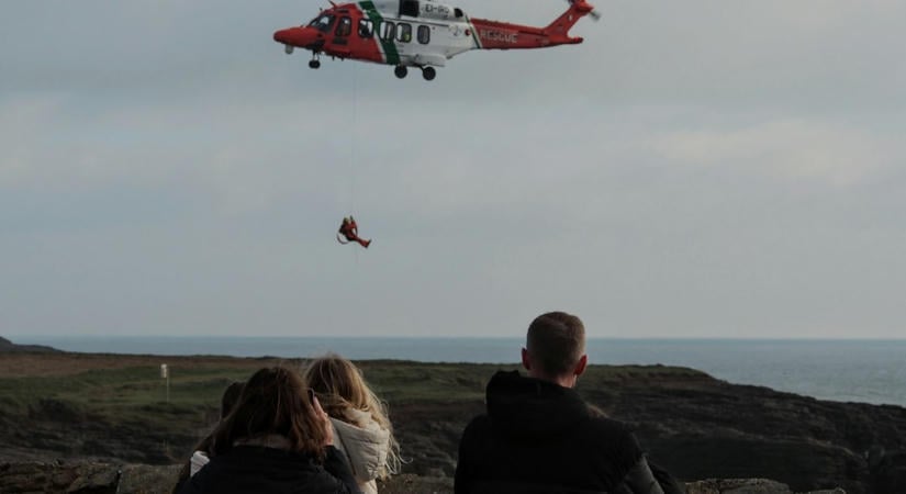 AI-tervezett túra végén helikopteres mentés, 16 éves tinédzser ragadt sziklapárkányon