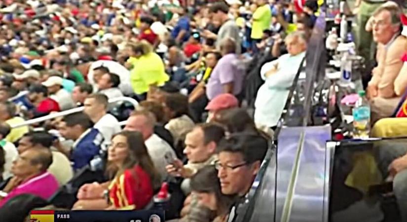 Kiszúrták Orbán Viktort a dallasi stadion lelátóján, nem egyedül nézte a vb-elődöntőt