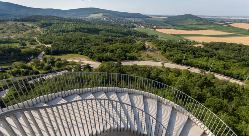 Két éve még az Év kilátója volt, most lebontják: bezárták a népszerű pannonhalmi kilátót