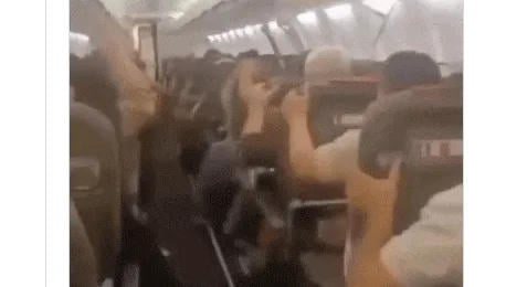 Leszakadt a mennyezet egy repülőgépen a felszállást követően – videó