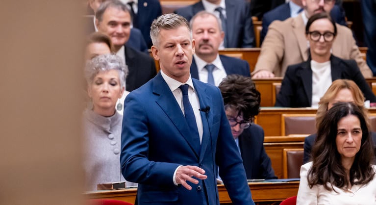 Magyar Péter gumicsizmás képpel üzent