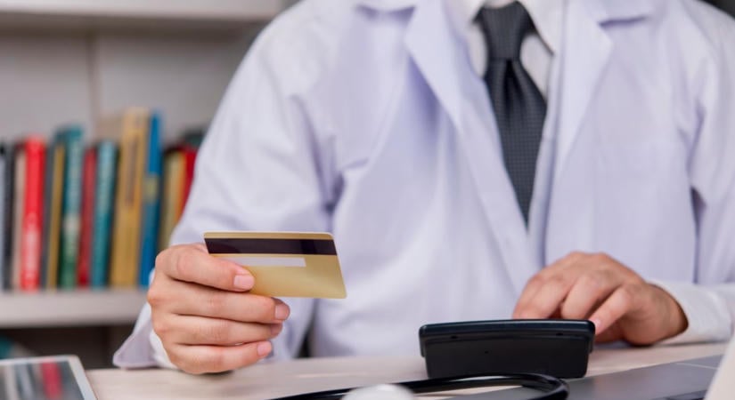 Közel 10 millió forintot is keres egy orvos: elképesztő fizetések vannak a magyar közegészségügyben