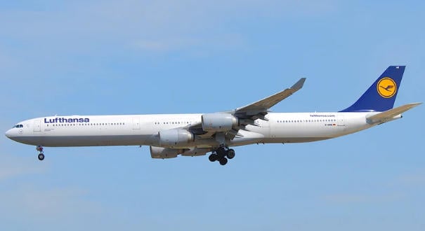 Négy hajtómű, hetvenöt méter és egy lépcső a mosdóhoz: búcsúzik a Lufthansa különleges óriásgépe