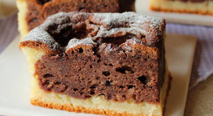 Bögrés joghurtos szilvás pite: másnap is omlós marad