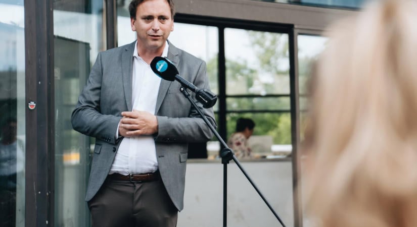 Őrsi Gergely lovári nyelven és csehül is tanul a cellában, Iványi Gábort beengedték hozzá