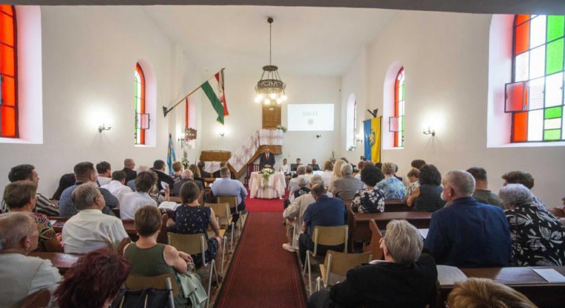 A hevesi templom százéves történetét ünnepelte a református gyülekezet