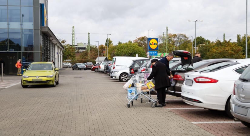 A forradalom ünnepe előtt alig találtunk szabad parkolót két győri üzletnél - fotók