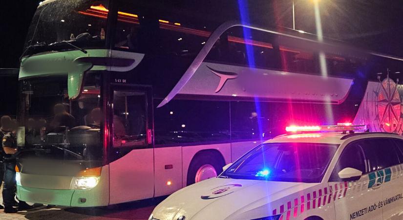 Lőfegyvereket találtak egy buszon az M5-ösön