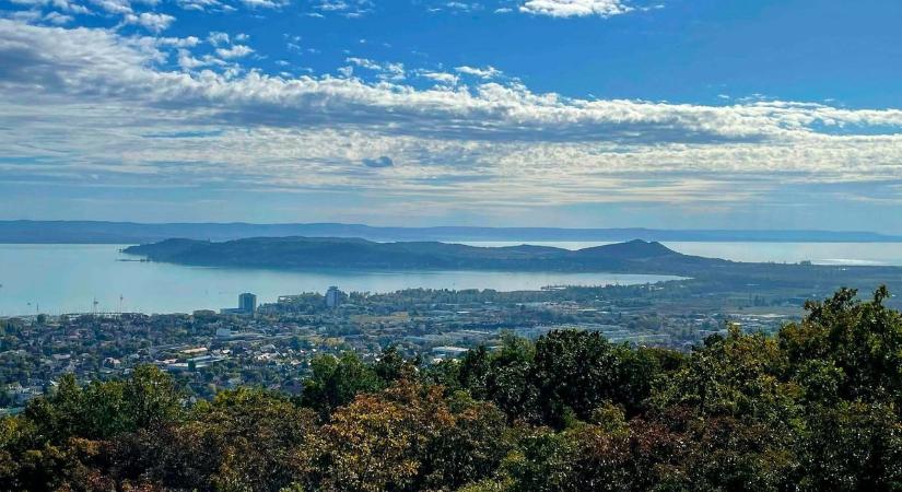 Elképesztő balatoni panoráma tárul elénk a füredi Jókai-kilátóból ( galéria)